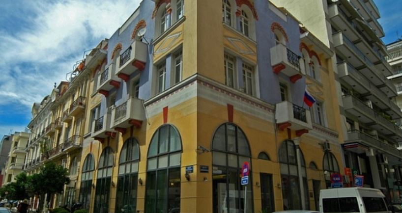 Λουλούδια έξω από το Προξενείο της Ρωσίας στη Θεσσαλονίκη για τα θύματα της τρομοκρατικής επίθεσης στη Μόσχα
