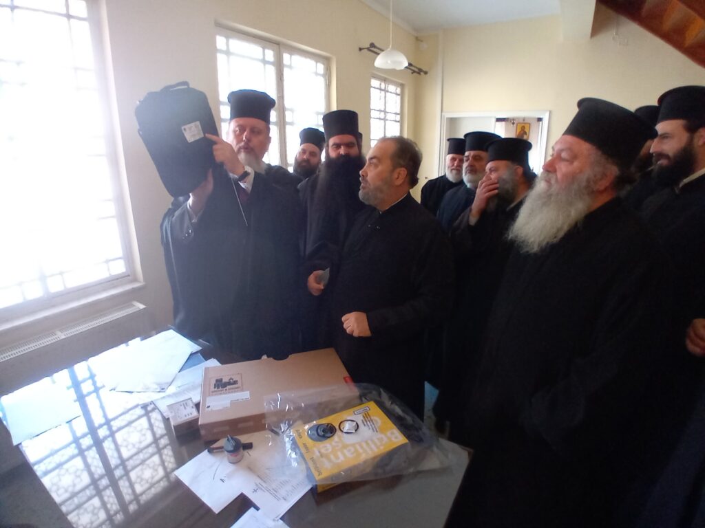 Παράδοση υπολογιστών και εκτυπωτών στους ιερείς της Ιεράς Μητροπόλεως Κεφαλληνίας