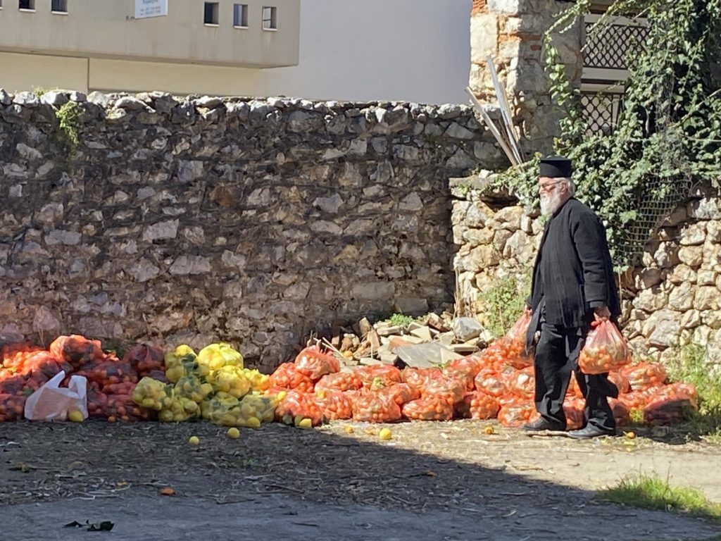 Προσφορά φρούτων στο «Καλάθι του Πτωχού Αδελφού» της Ιεράς Μητροπόλεως Μαντινείας