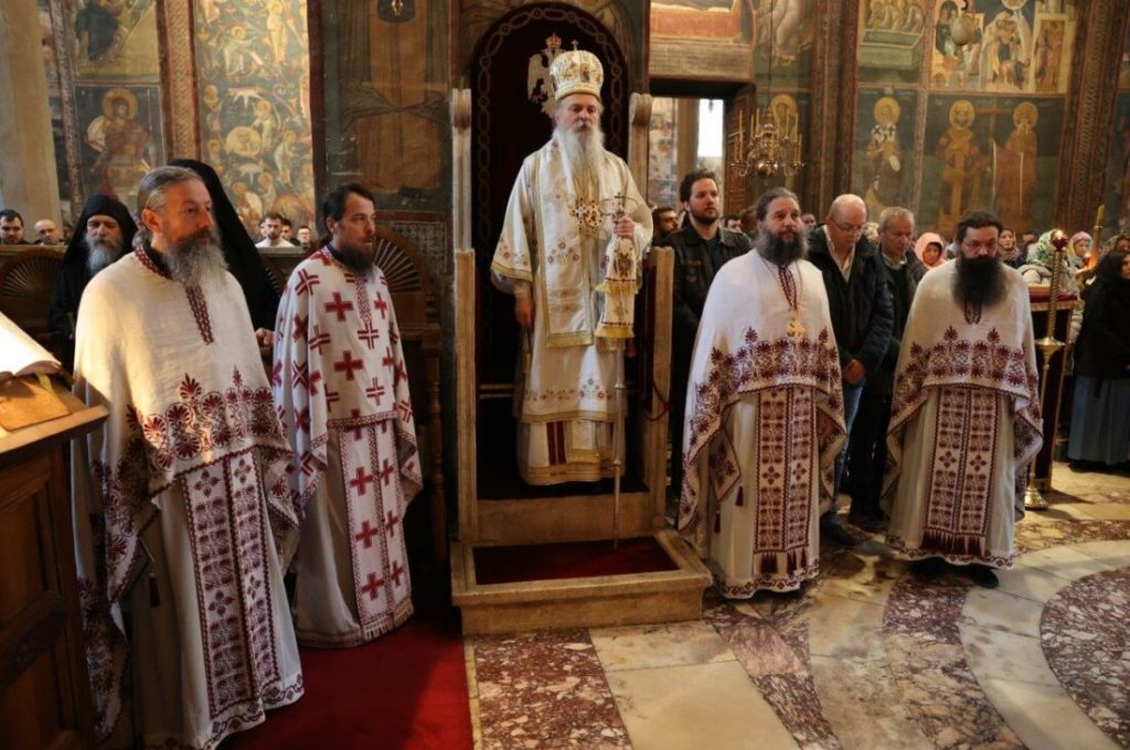 Епископ Теодосије богослужио у Високим Дечанима