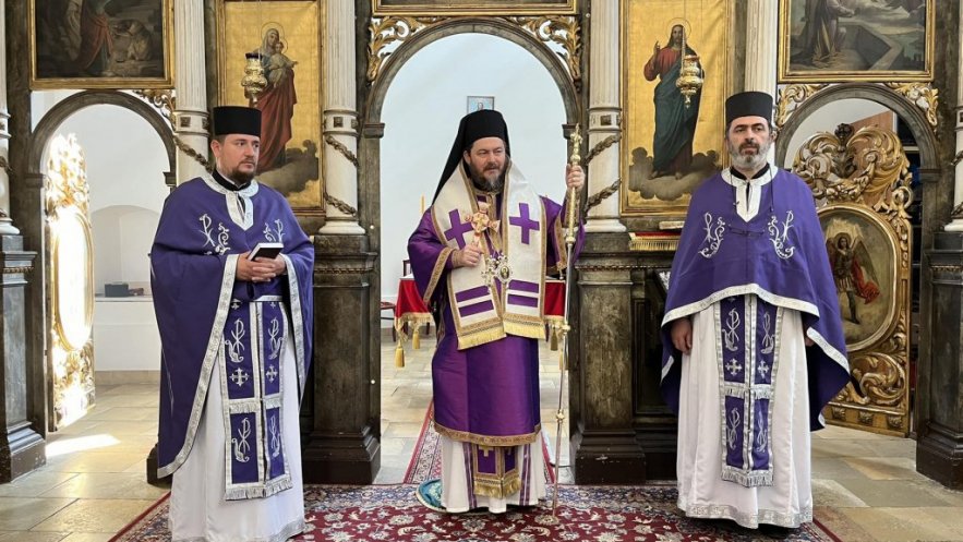 Литургија Пређеосвећених дарова у цркви Свете Тројице – Богослужио Епископ Доситеј (ФОТО)