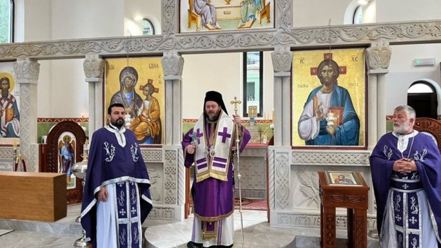 Епископ Доситеј богослужио у цркви Свете Тројице на Лекином брду (ФОТО)