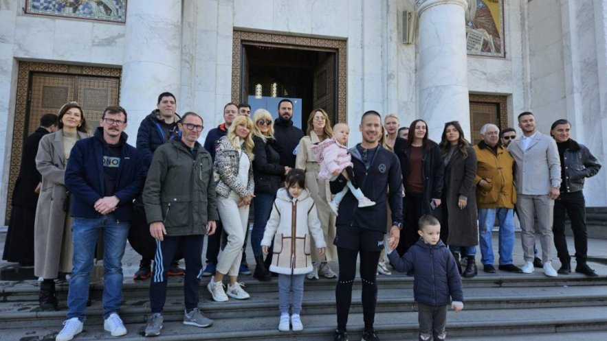 Никола Роквић пешке кренуо на Егину како би помогао болесној деци (ФОТО)