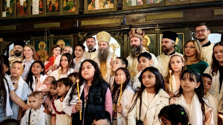 Патријарх Порфирије у Рипњу крстио више десетина малишана: Сваки човек је икона Божија (ФОТО/ВИДЕО)