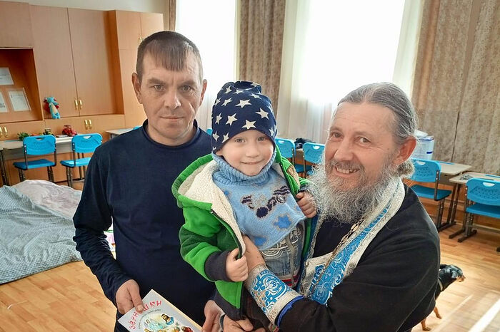 Клирики Курганской епархии и сестры милосердия посещают пункты временного размещения, где находятся пострадавшие от паводка люди