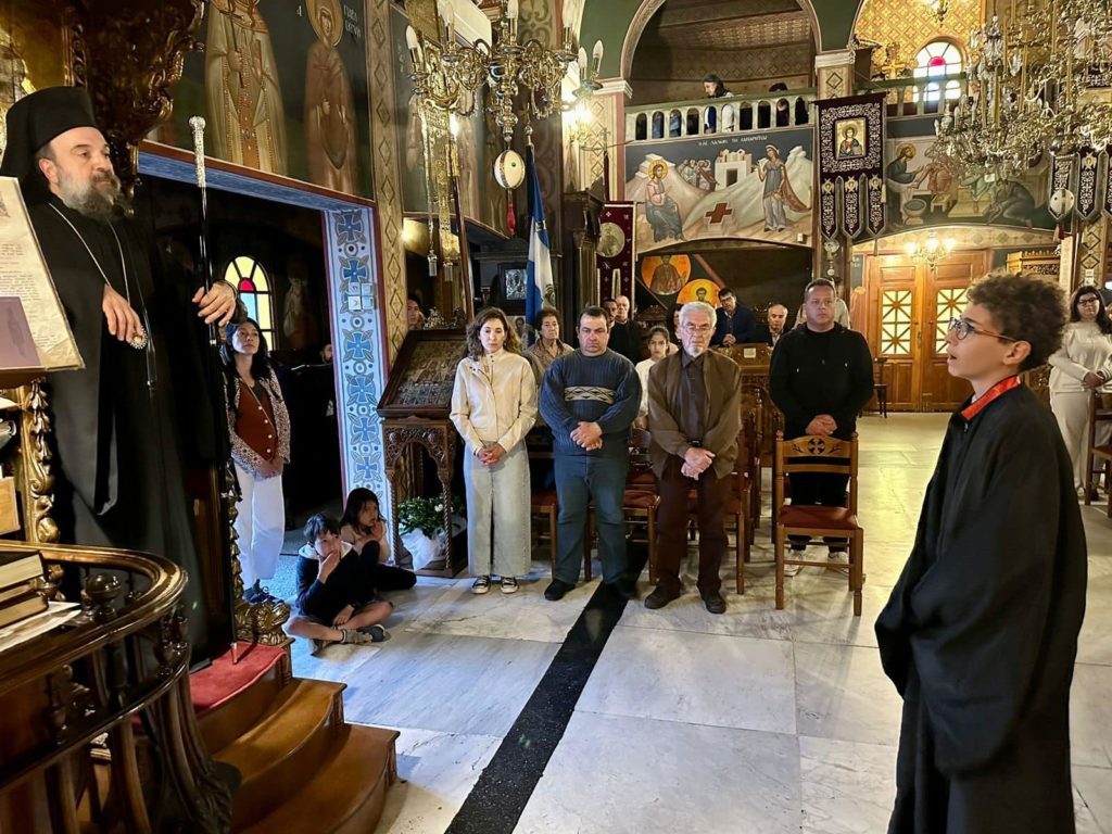 Ο Μητροπολίτης Θήρας στον Ιερό Ναό Παναγίας Ακαθίστου στην Οία