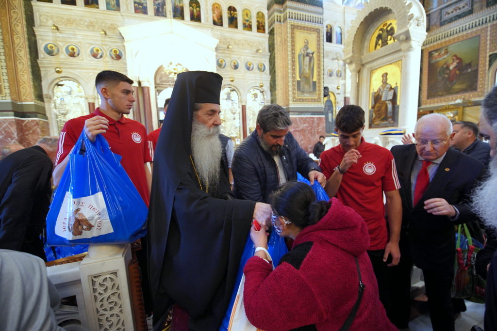 Χιλιάδες δέματα αγάπης από την Ιερά Μητρόπολη Πειραιώς και τον Ολυμπιακό
