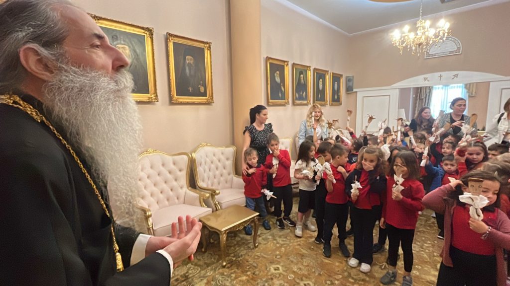 Τα κάλαντα του Λαζάρου στον Μητροπολίτη Σεραφείμ από τα παιδιά των Εκπαιδευτηρίων της Ι.Μ. Πειραιώς