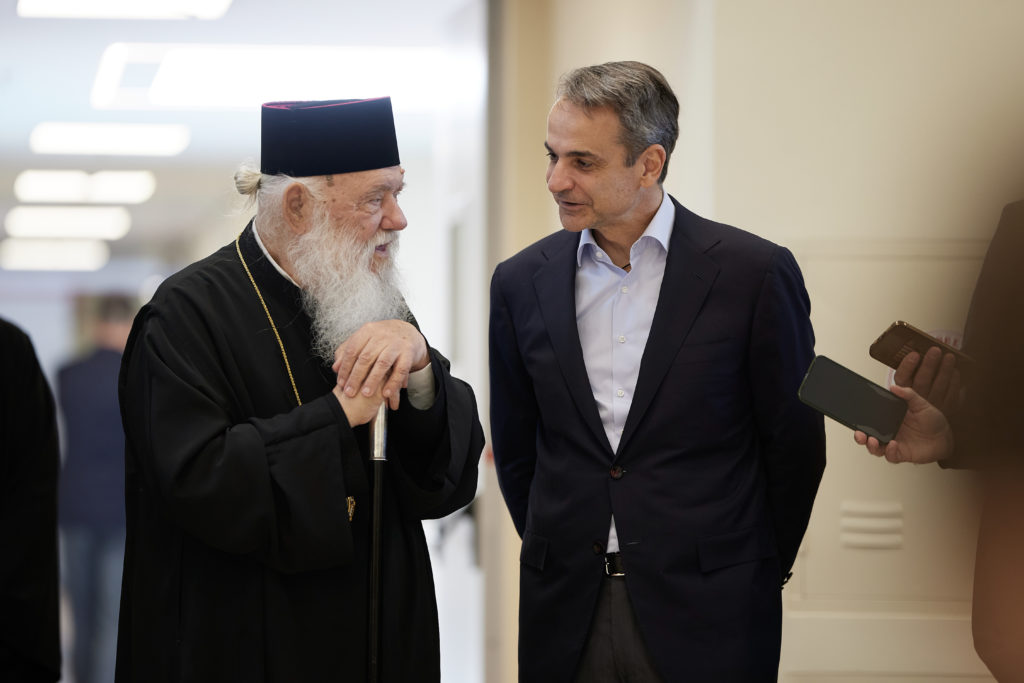 Αρχιεπίσκοπος από Δήλεσι: Σταθερή γραμμή της Εκκλησίας είναι το Ευαγγέλιο – Κοινή επίσκεψη με τον Πρωθυπουργό σε δομές της Αρχιεπισκοπής