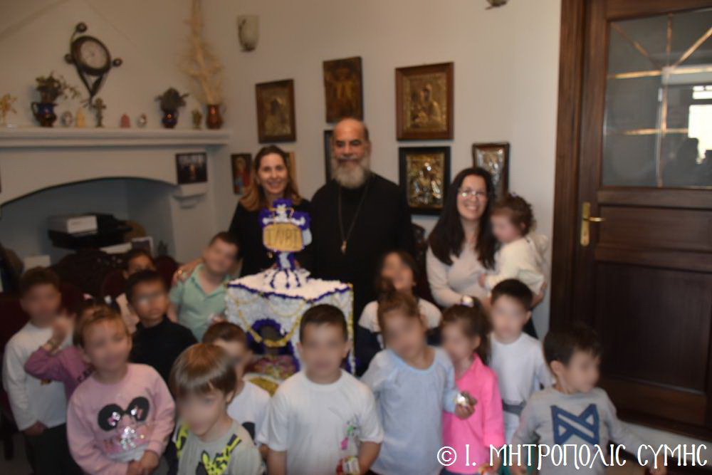 Τα κάλαντα του Λαζάρου έψαλλαν μαθητές στον Μητροπολίτη Σύμης