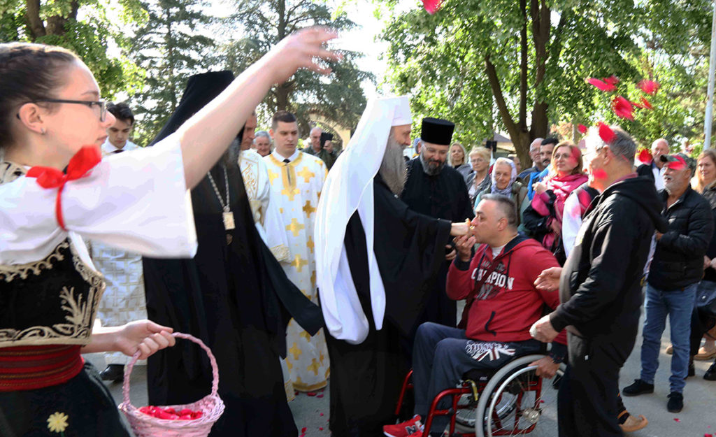 Патријарх Порфирије: Када умремо са Христом са Њим ћемо и васкрснути као што се и дешава у светој тајни крштења