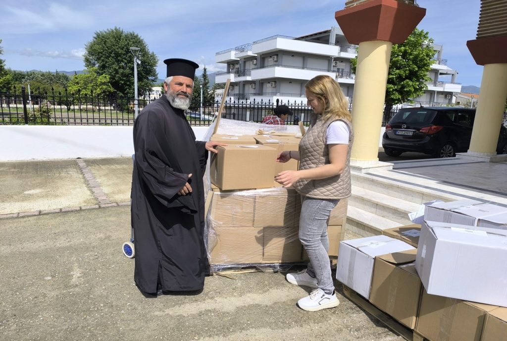 Διανομή δεμάτων- τροφίμων από την Ιερά Μητρόπολη Μαρωνείας