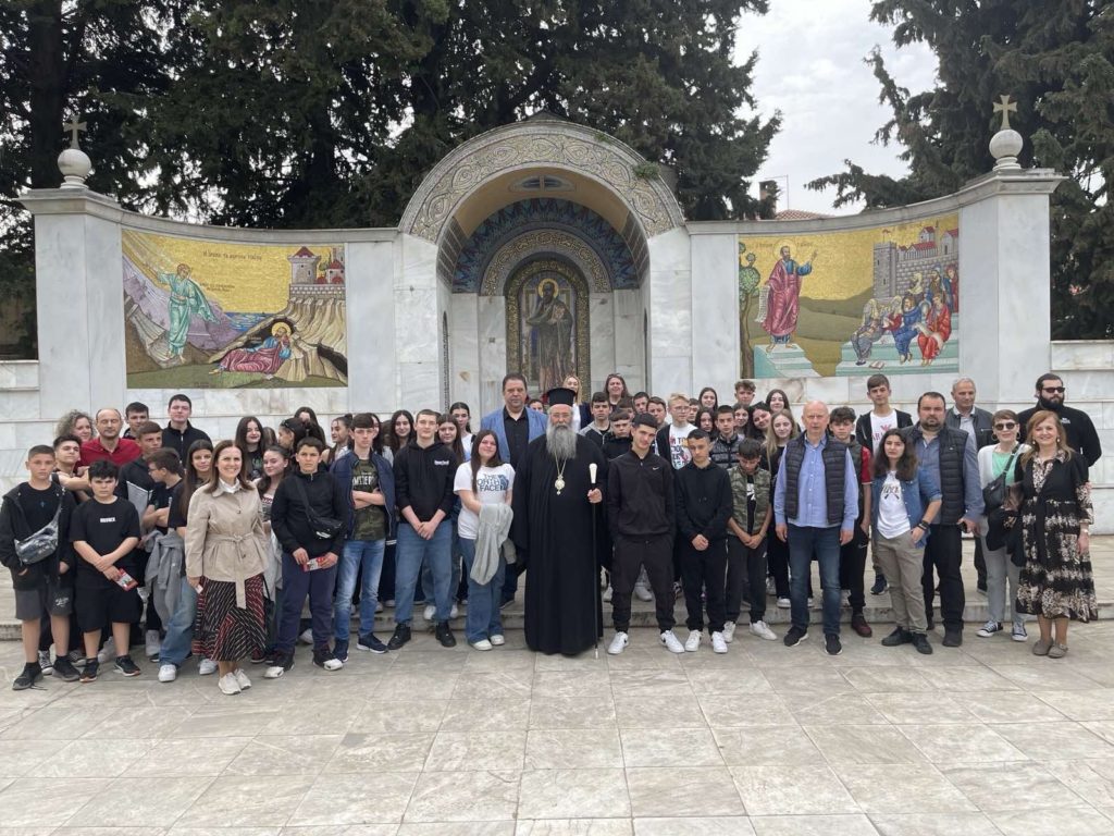 Ο Μητροπολίτης Κίτρους Γεώργιος με μαθητές στα “Βήματα του Αποστόλου Παύλου”