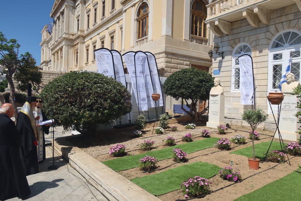 Επιμνημόσυνη δέηση στην προτομή του Δημητρίου Βικέλα τέλεσε ο Μητροπολίτης Σύρου