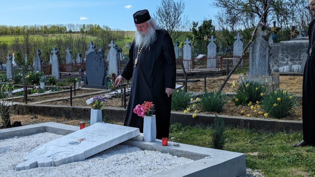 „Duminica Crucilor”: Mitropolitul Banatului a vizitat satul în care au fost profanate zeci de morminte