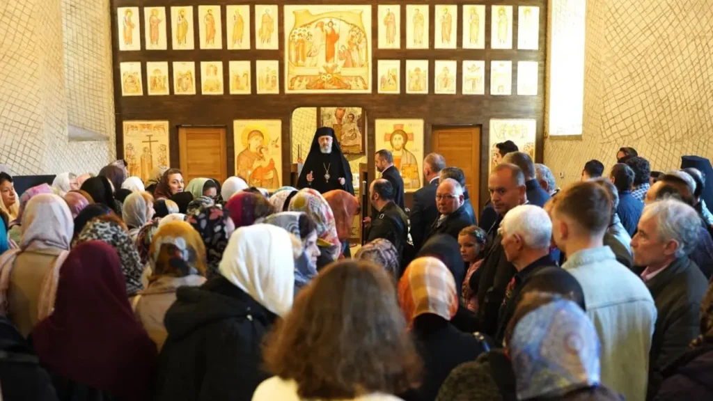 În Duminica Sfintei Cruci, ne amintim de cei care au cunoscut la Aiud durerea Crucii, a spus Arhiepiscopul Irineu