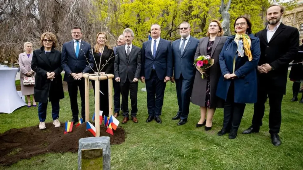 Un vlăstar din Teiul lui Eminescu a fost plantat la Praga