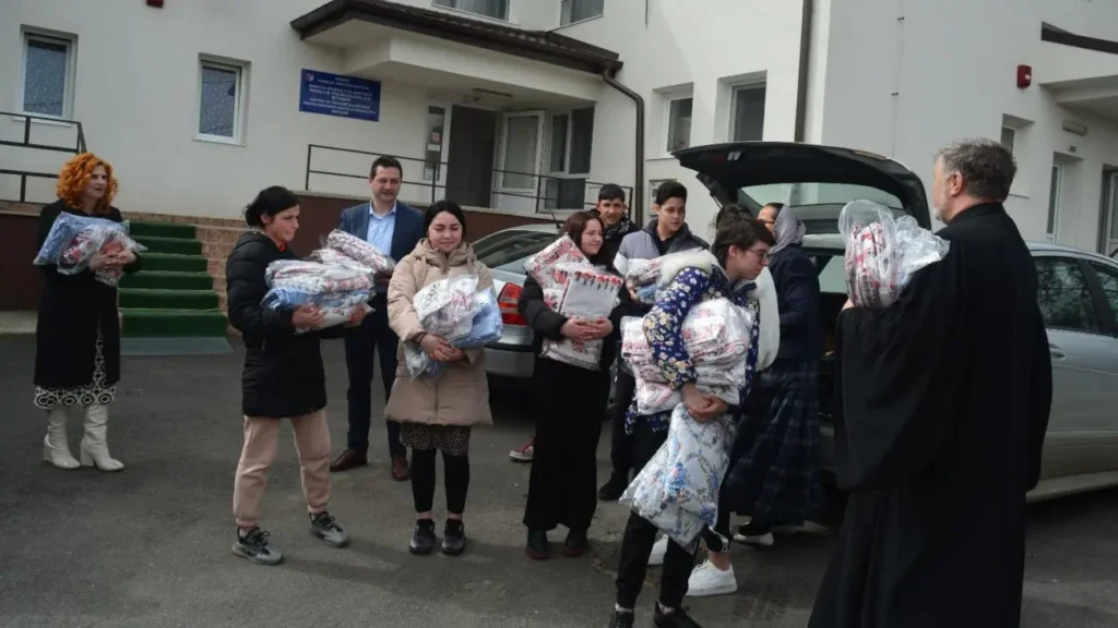 Botoșani: Elevii de la confecții textile au donat lenjerii de pat, realizate de ei, persoanelor cu dizabilități