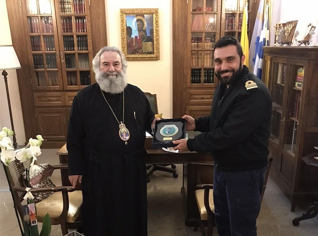 Ο Κυβερνήτης του υποβρυχίου «ΚΑΤΣΩΝΗΣ» στον Μητροπολίτη Μάνης