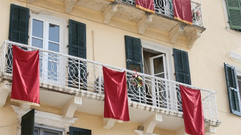 Τα πορφυρά «δαμάσκο» της Κέρκυρας προς τιμήν του Αγίου Σπυρίδωνα