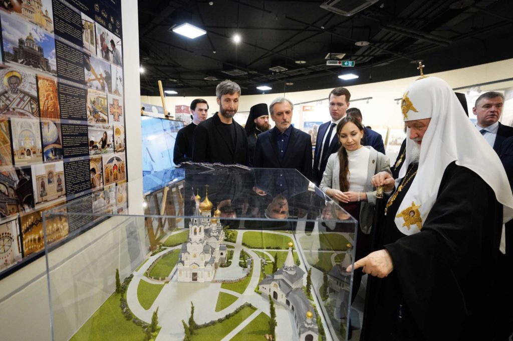 Святейший Патриарх Кирилл посетил выставку современного церковного искусства и архитектуры при храме равноапостольного князя Владимира в Тушине
