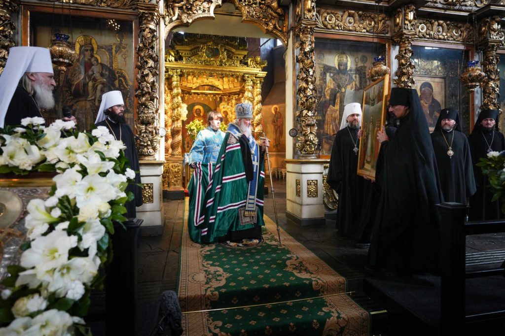 Святейший Патриарх Кирилл совершил молебен у раки с мощами святителя Тихона в Донском монастыре