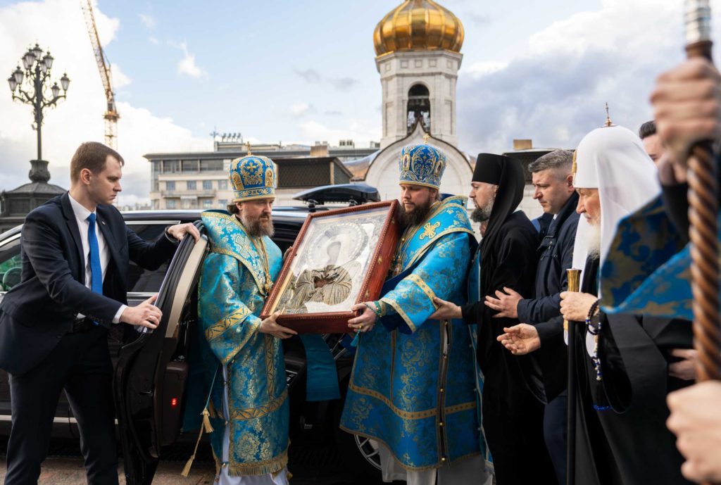 Святейший Патриарх Кирилл совершил утреню с чтением акафиста Пресвятой Богородице в Храме Христа Спасителя