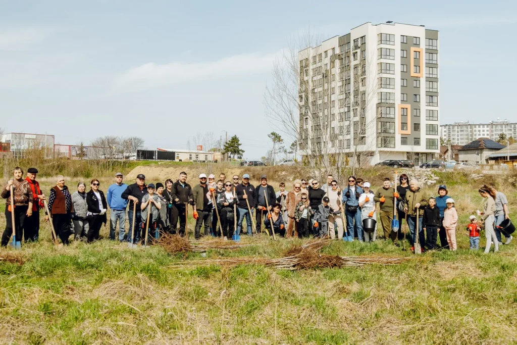 Eco-inițiative în Rep. Moldova: Comunitatea parohială din Orhei a plantat 300 de copaci
