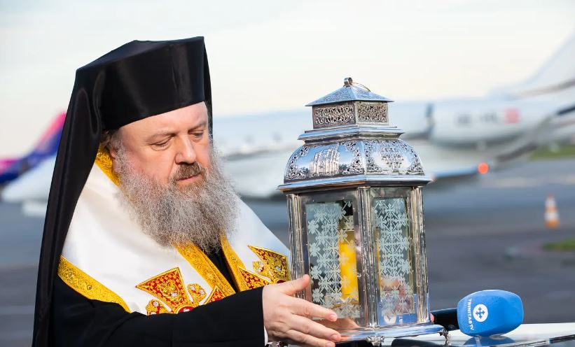 Κανονικά το Άγιο Φως από τα Ιεροσόλυμα στο Πατριαρχείο Ρουμανίας