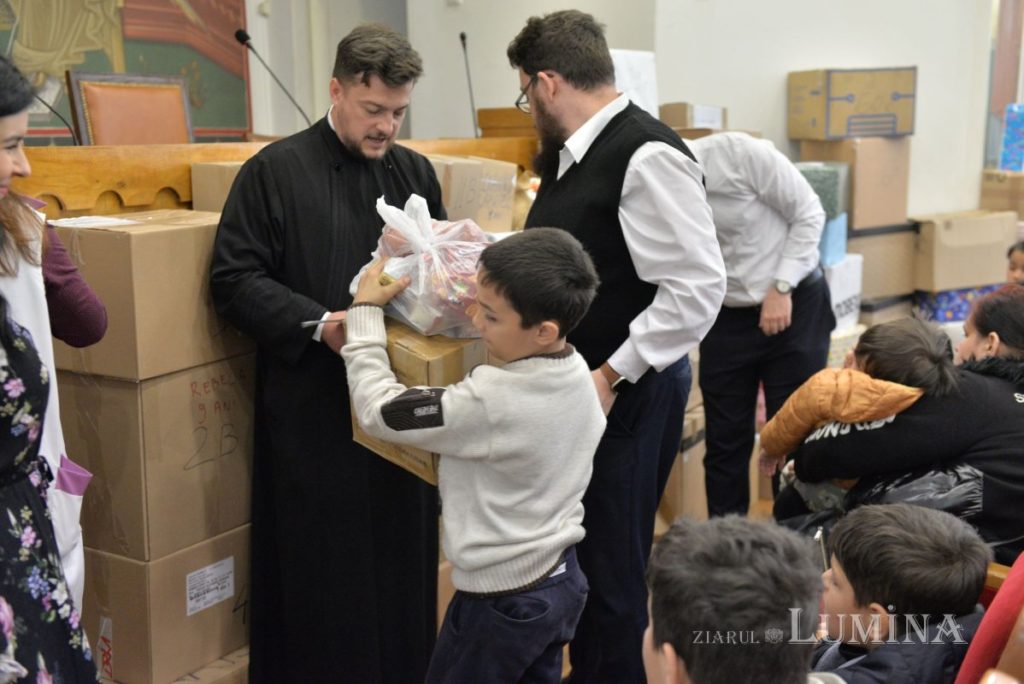 160 παιδιά έλαβαν πακέτα με ρούχα και τρόφιμα από ενορία του Βουκουρεστίου
