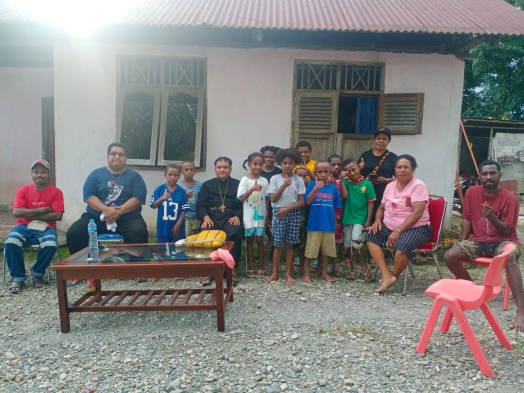 Священник провел беседу с воспитанниками и сотрудниками детдома в индонезийском городе Тимика