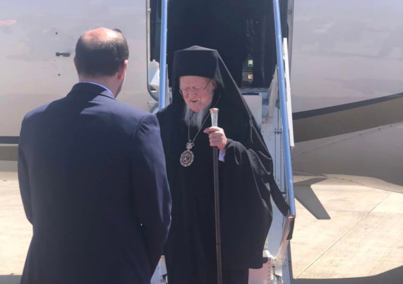Αφίχθη στην Αθήνα ο Οικουμενικός Πατριάρχης – Στις 6 το απόγευμα η συνάντηση με τον Αρχιεπίσκοπο Ιερώνυμο