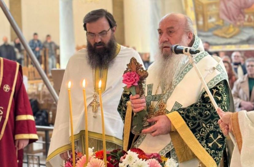 Η λιτάνευση του Τιμίου Σταυρού στον Καθεδρικό Ναό Τιράνων (ΒΙΝΤΕΟ)