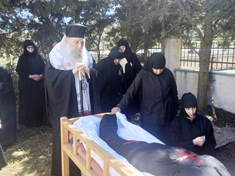 Eκδημία Mοναχής στο Iερό Hσυχαστήριο Θαψανών Πάρου