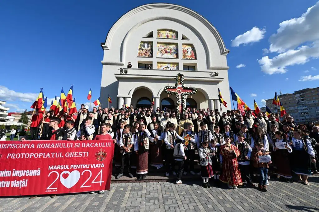 Marșul pentru viață de la Onești a inclus o procesiune cu Sfânta Cruce