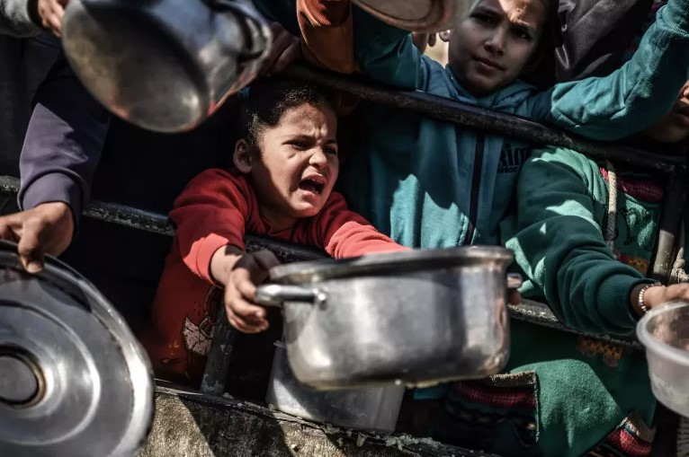 Oι Παλαιστίνιοι στη Γάζα επιβιώνουν με 245 θερμίδες την ημέρα – Σοκαριστικά στοιχεία