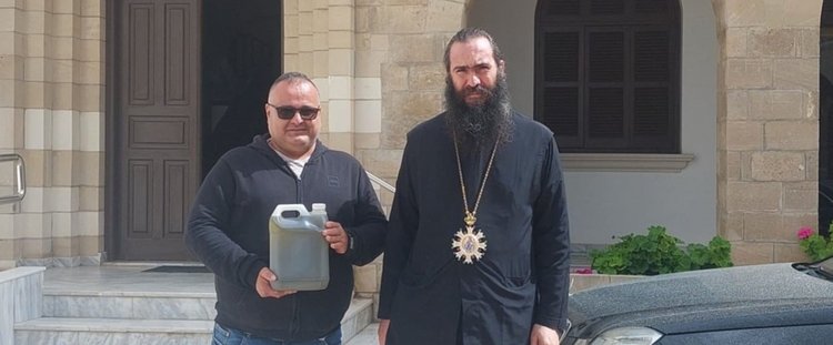 Ο Μητροπολίτης Πάφου δώρισε λάδι και πουργούρι σε πολύτεκνες οικογένειες