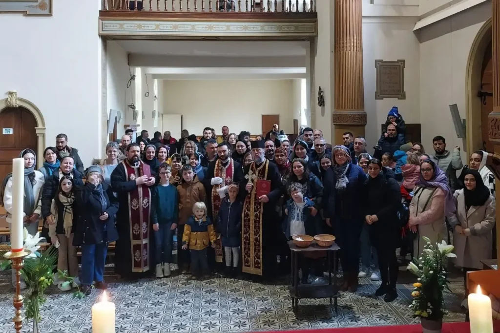 Românii din Rennes și Tours au cinstit un fragment din Sf. Cruce păstrat într-o mănăstire franceză