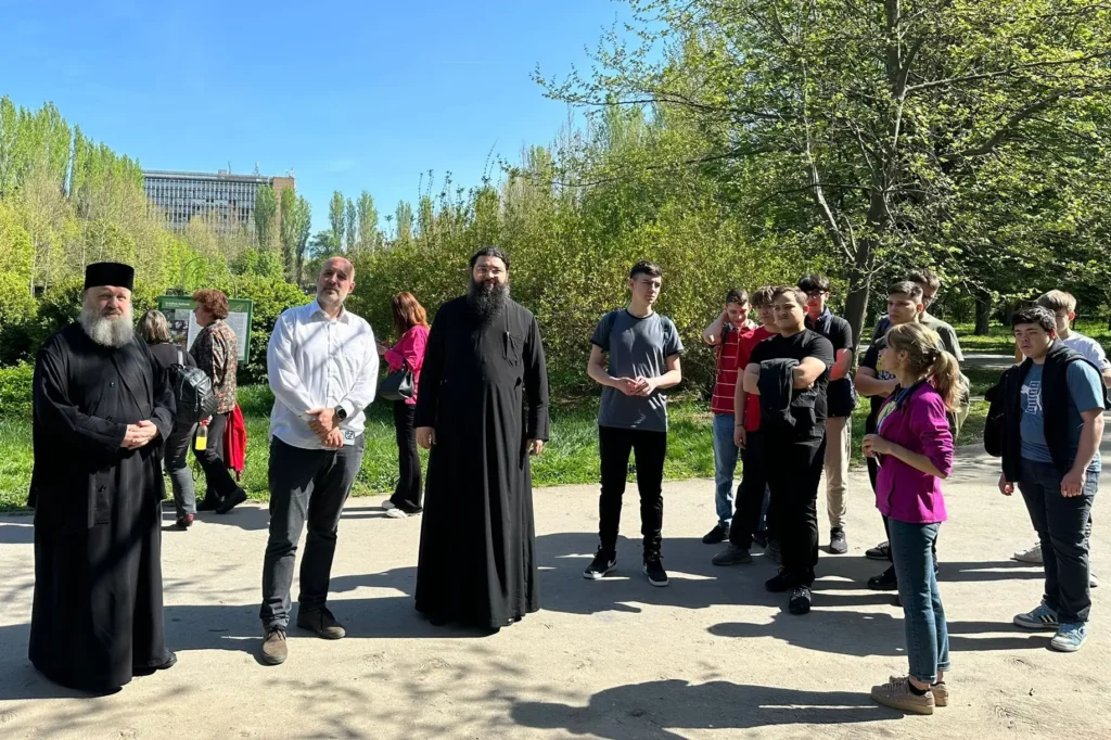 Un episcop se alătură activităților desfășurate în Săptămâna Verde de elevii Seminarului Teologic din București