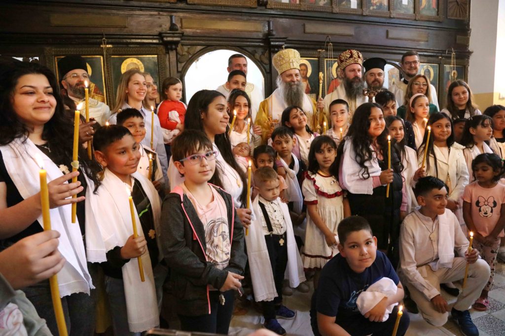 Δεκάδες παιδιά βάπτισε ο Πατριάρχης Σερβίας Πορφύριος (ΦΩΤΟ)