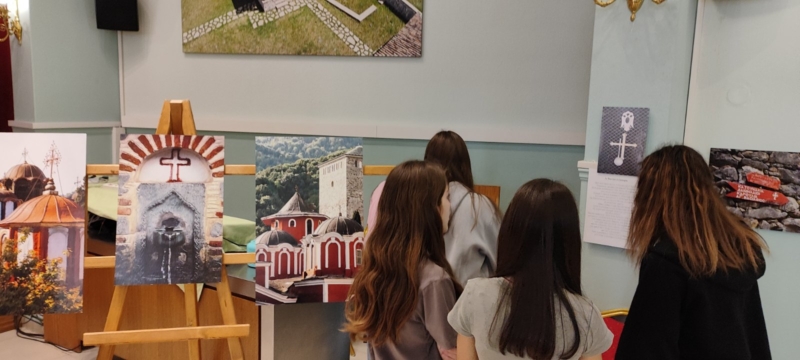 Τα σχολεία απολαμβάνουν την “Ύψωσιν του Σταυρού”