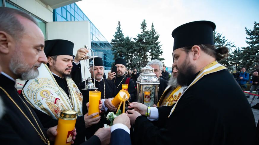 Το Πατριαρχείο Ρουμανίας θα μεταφέρει το Άγιο Φως από την Ιερουσαλήμ στο Κισινέου και θα το μοιράσει στις ενορίες της Μολδαβίας