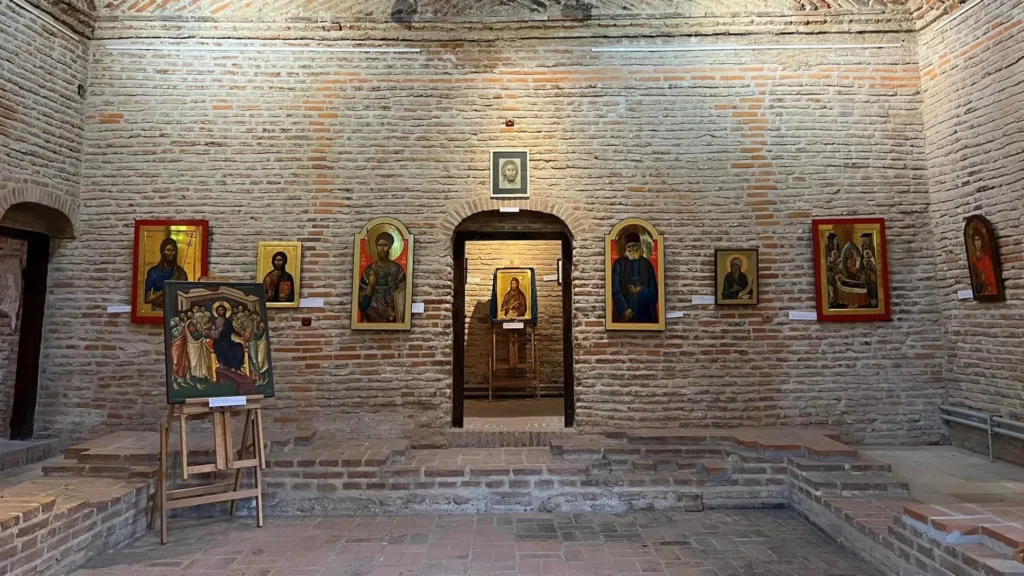 O nouă expoziție Anastasis: Iconari din România și Sf. Munte Athos reînvie tradiția bizantină