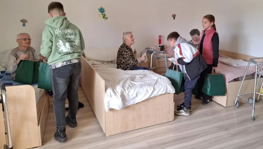 Ρουμανία: Κατηχητές προσέφεραν χειροποίητα δώρα σε ηλικιωμένους από τον Οίκο Ευγηρίας «Αγία Σκέπη της Υπεραγίας Θεοτόκου»