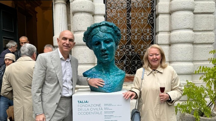 Η έκθεση «Ελληνικές Κεφαλές» στο προαύλιο του Ιερού Ναού Αγίου Γεωργίου Βενετίας