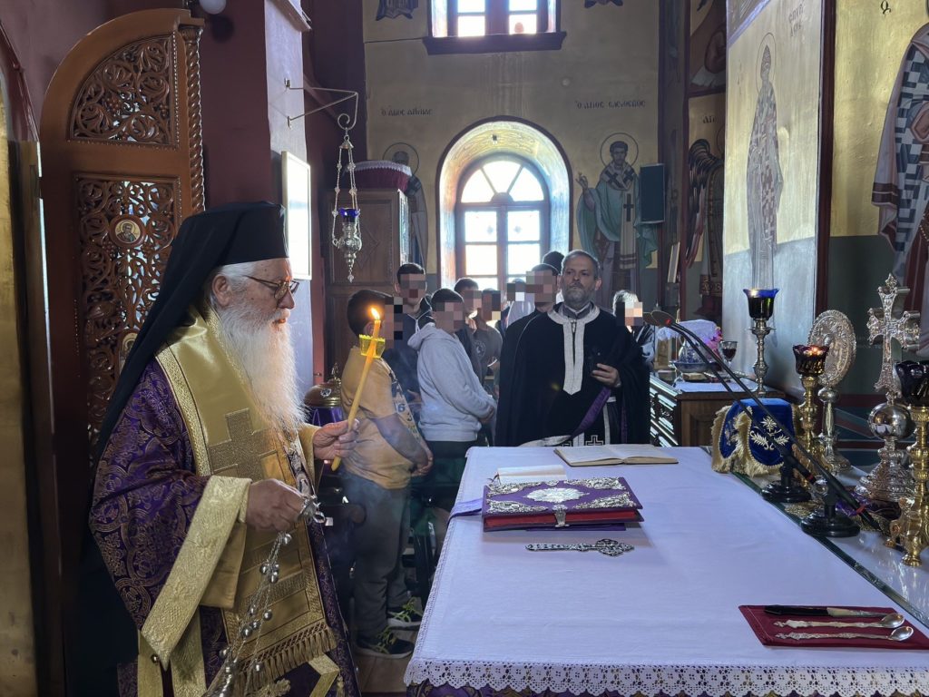 Ι.Μ. Θηβών: Θεία Λειτουργία για τα Σχολεία των Βαγίων