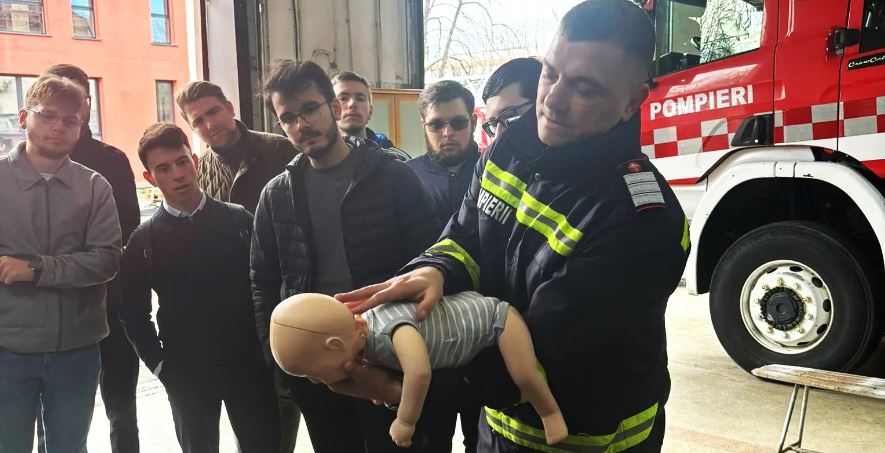 Iași: Un student teolog pompier și-a învățat colegii să acorde primul ajutor