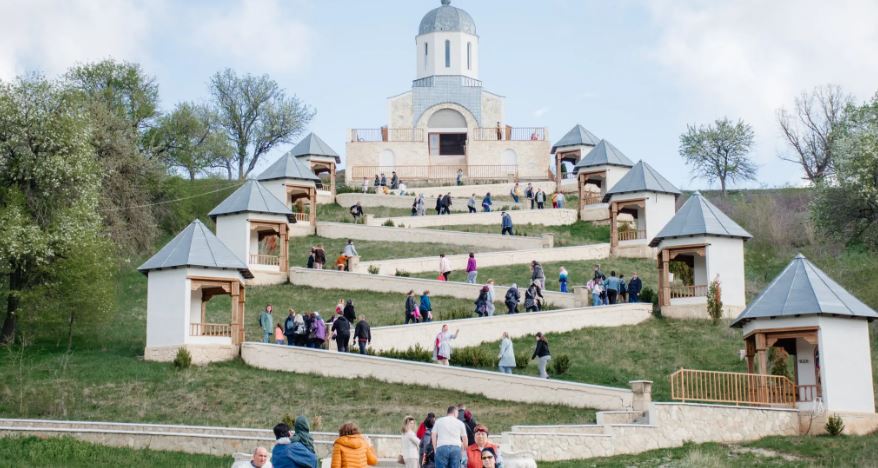 La hramul Mănăstirii Cerbu a fost prezentat noul stareț