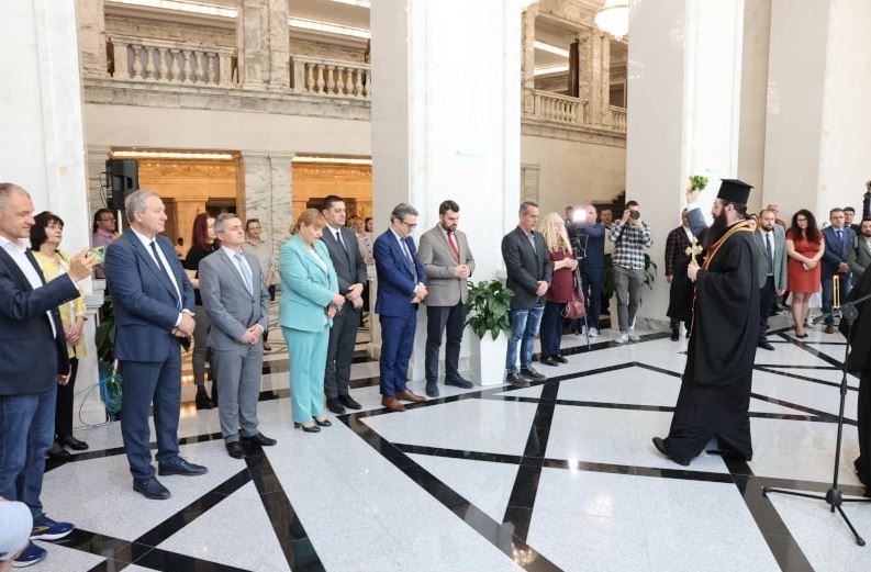 Изложба в подкрепа на строящ се храм беше открита в Народното събрание