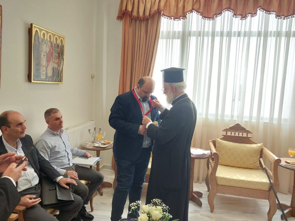 Ο Μητροπολίτης Αρκαλοχωρίου τίμησε τον υφυπουργό Κλιματικής Κρίσης με τον Σταυρό των Αποστόλων Παύλου και Τίτου